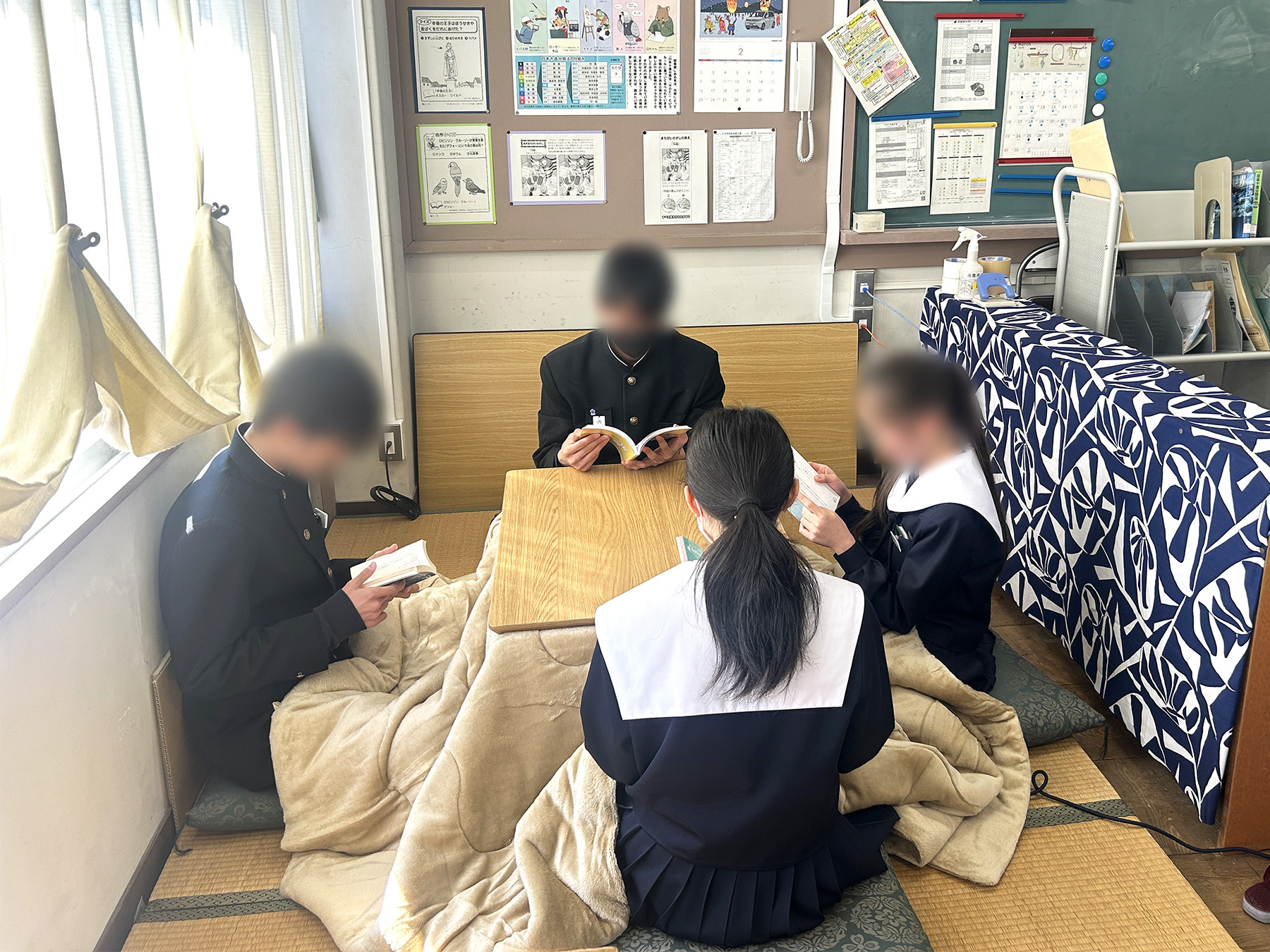 安城市内５ヵ所の小・中学校にこたつを寄附しました。